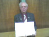 Alfons Genzler mit der Urkunde vom Bayerischen Ministerprsidenten
